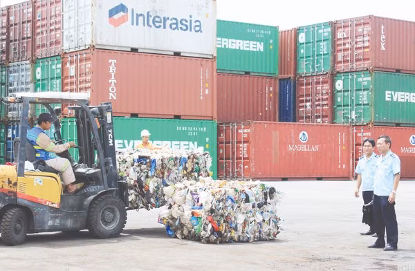 Còn trên 3 ngàn container phế thải gây ùn ứ, ô nhiễm tại các cảng. Ảnh: Báo Hải quan.