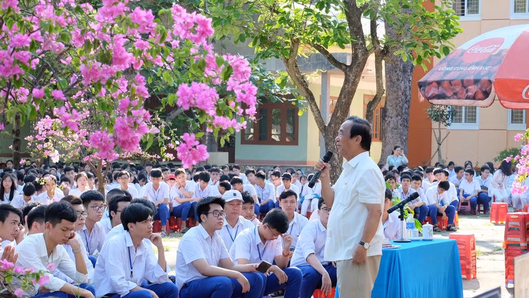 Giáo sư Nguyễn Lân Dũng trao đổi về các thắc mắc và các tâm tư của các em học sinh. (Ảnh: LC) Giáo sư Nguyễn Lân Dũng trao đổi về các thắc mắc và các tâm tư của các em học sinh. (Ảnh: LC)