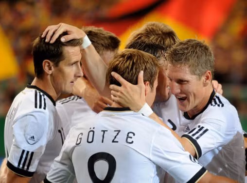 Mario Gotze (Borussia Dortmund - Đức, 19 tuổi): Sở hữu lối chơi sáng tạo, nhanh nhẹn cùng nhãn quan chiến thuật sắc bén, Messi của nước Đức sẽ là một trong những cầu thủ trẻ đáng xem nhất tại EURO 2012.