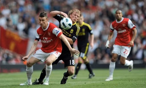 Laurent Koscielny (Arsenal): Bền bỉ và dũng cảm, đó là những phầm chất không thể thiếu của một trung vệ đẳng cấp. Và trung vệ người Pháp, Koscielny đều hội tụ đủ yếu tố đó. Dù khá nhiều lần mắc lỗi vị trí ở giai đoạn đầu mùa giải, nhưng sau đó Koscielny đã cho thấy khả năng phán đoán tình huống của mình trong những pha bóng 1 đối 1. Điểm mạnh của anh là phát hiện ra điểm nóng và đưa bóng ra khỏi vòng nguy hiểm. Luôn bình tĩnh trong hầu hết thời gian trận đấu và chưa bao giờ có những hành động bốc đồng cũng là những phẩm chất tốt của trung vệ số 6, điều rất quan trọng đối với một cầu thủ thi đấu ở hàng phòng ngự