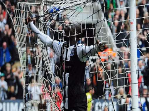 Papiss Cisse (Newcastle United): Tốc độ, sự càn lướt, khả năng chọn vị trí tốt là những ưu điểm lớn nhất của chân sút 26 tuổi này. Với hiệu suất ghi bàn khủng khiếp, Cisse nổi lên như tiền đạo hàng đầu Ngoại hạng Anh. Và chắc chắn, kỳ chuyển nhượng hè 2012 sẽ không ít các đại gia muốn chiêu mộ chân sút người Senegal.