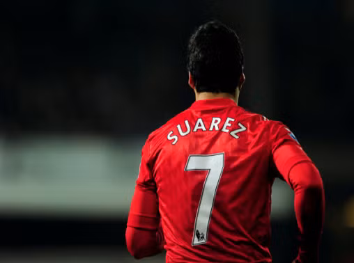 Luis Suarez (Liverpool): Kể từ khi gia nhập đội bóng thành phố cảng vùng Merseyside thì tiền đạo người Uruguay đã gặp quá nhiều rắc rối. Anh được coi là cầu thủ đáng ghét nhất Ngoại hạng Anh. Tuy nhiên, không ai có thể phủ nhận bản năng sát thủ của Suarez. Vốn xuất thân từ Nam Mỹ, Suarez sở hữu kỹ thuật cực tốt, khả năng xoay sở trong vòng cấm và phạm vi hẹp khiến bất cứ hậu vệ nào phải dè chừng. Hiện tại, anh đang là chân sút tốt nhất Liverpool với 14 bàn thắng trên khắp mặt trận.