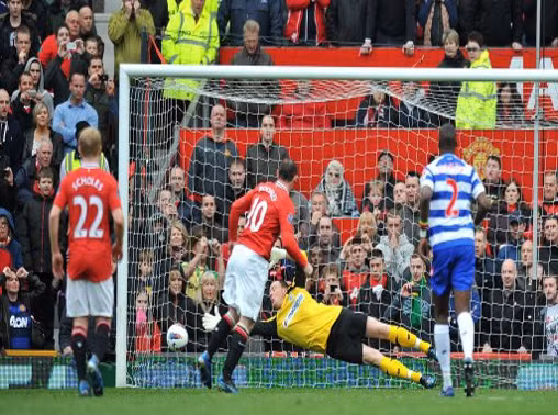 Wayne Rooney (Man United): Kể từ khi Ronaldo chuyển tới thi đấu cho Real Madrid thì ở Old Trafford không còn ai thực sự đẳng cấp như “Gã Shrek”. Một mùa giải không danh hiệu rất có thể xảy ra với tiền đạo người Anh cho dù R10 đã ghi rất nhiều bàn thắng, đây quả là một bất công đối với một “sát thủ” hàng đầu thế giới hiện nay.