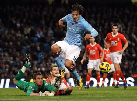 Năm 2009, Man City chi tới 17 triệu bảng để mua Santa Cruz (đang cho Real Betis mượn) từ Blackburn Rovers. Đáng tiếc, những chấn thương liên miên đã ảnh hưởng tới phong độ của chân sút người Paraguay. Hơn nữa, ở sân Etihad đang có rất nhiều sát thủ thượng hạng cỡ Sergio Aguero, Edin Dzeko hay Carlos Tevez, nên cầu thủ 31 tuổi ra đi là dĩ nhiên. Năm 2009, Man City chi tới 17 triệu bảng để mua Santa Cruz (đang cho Real Betis mượn) từ Blackburn Rovers. Đáng tiếc, những chấn thương liên miên đã ảnh hưởng tới phong độ của chân sút người Paraguay. Hơn nữa, ở sân Etihad đang có rất nhiều sát thủ thượng hạng cỡ Sergio Aguero, Edin Dzeko hay Carlos Tevez, nên cầu thủ 31 tuổi ra đi là dĩ nhiên.