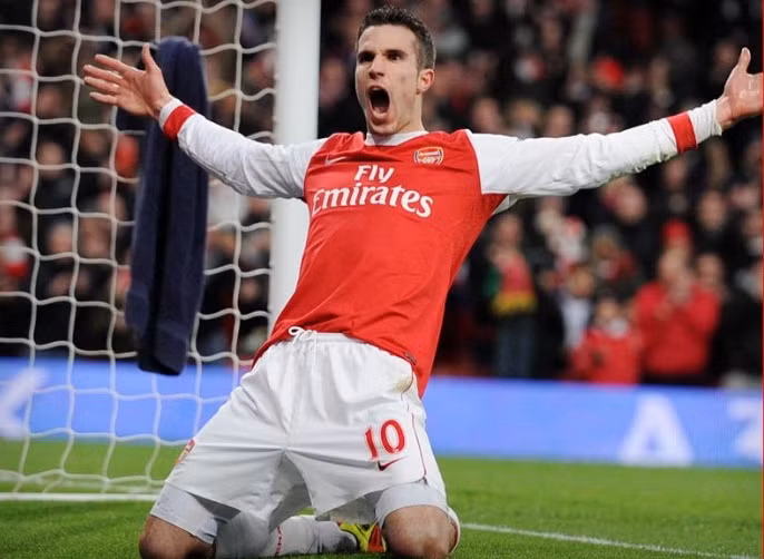 Người đầu tiên trong danh sách này là tiền đạo Robin van Persie của Arsenal. Mancini đang rất khao khát có được một tiền đạo đẳng cấp và Robin van Persie là phương án lựa chọn tốt nhất cho đội bóng này. Tiền đạo người Hà Lan đủ kinh nghiệm thi đấu tại châu Âu cũng như tại Premier League, nơi anh đang có phong độ ghi bàn tuyệt vời (Van Persie ghi được 43 bàn qua 51 trận đấu ở tất cả các mặt trận mùa giải qua). Nhưng sẽ không dễ để Man City thuyết phục được đội trưởng Arsenal rời bỏ sân Emirates bởi không phải lúc nào tiền cũng là tất cả. Người đầu tiên trong danh sách này là tiền đạo Robin van Persie của Arsenal. Mancini đang rất khao khát có được một tiền đạo đẳng cấp và Robin van Persie là phương án lựa chọn tốt nhất cho đội bóng này. Tiền đạo người Hà Lan đủ kinh nghiệm thi đấu tại châu Âu cũng như tại Premier League, nơi anh đang có phong độ ghi bàn tuyệt vời (Van Persie ghi được 43 bàn qua 51 trận đấu ở tất cả các mặt trận mùa giải qua). Nhưng sẽ không dễ để Man City thuyết phục được đội trưởng Arsenal rời bỏ sân Emirates bởi không phải lúc nào tiền cũng là tất cả.