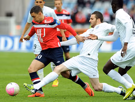 Eden Hazard (Lille): Ngôi sao 21 tuổi người Bỉ là cầu thủ hay nhất Ligue I mùa giải vừa qua. Hazard cũng là cái tên nổi đỉnh nổi đám mùa hè trước, do đó sẽ không dễ để Lille chấp nhận nhả viên ngọc quý của mình. Nhưng thuận lợi mà Man City đang có được là tiền vệ tài năng này đang muốn ra đi tìm bến đỗ mới để thử sức ở đấu trường lớn hơn. Nếu cập bến Etihad thì gánh nặng trong việc hỗ trợ tấn công của David Silva sẽ được chia sẻ đáng kể và ngay cả lối chơi của Man City cũng không phải phụ thuộc quá nhiều vào nhạc trưởng người Tây Ban Nha. Eden Hazard (Lille): Ngôi sao 21 tuổi người Bỉ là cầu thủ hay nhất Ligue I mùa giải vừa qua. Hazard cũng là cái tên nổi đỉnh nổi đám mùa hè trước, do đó sẽ không dễ để Lille chấp nhận nhả viên ngọc quý của mình. Nhưng thuận lợi mà Man City đang có được là tiền vệ tài năng này đang muốn ra đi tìm bến đỗ mới để thử sức ở đấu trường lớn hơn. Nếu cập bến Etihad thì gánh nặng trong việc hỗ trợ tấn công của David Silva sẽ được chia sẻ đáng kể và ngay cả lối chơi của Man City cũng không phải phụ thuộc quá nhiều vào nhạc trưởng người Tây Ban Nha.