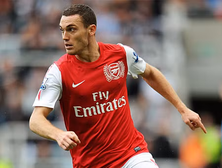 Trung vệ chính là vị trí thiết yếu mà Man City cần gia cố hè này. Kolou Toure và Savic thì đang được rao bán trong khi cặp trung vệ Kompany - Lescott phải cày ải quá nhiều mùa giải qua. Và một trung vệ đẳng cấp như Thomas Vermaelen (Arsenal) là chốt chặn an toàn trước khung thành Joe Hart. Ngoài những cái tên đình đám trên thì hàng loạt ngôi sao sáng giá khác được đội chủ sân Etihad nhắm tới như tiền vệ phòng ngự của Newcastle, Cheick Tiote, hậu vệ trái của Barcalona, Adriano hay ngôi sao chạy cánh Gareth Bale của Tottenham. Trung vệ chính là vị trí thiết yếu mà Man City cần gia cố hè này. Kolou Toure và Savic thì đang được rao bán trong khi cặp trung vệ Kompany - Lescott phải cày ải quá nhiều mùa giải qua. Và một trung vệ đẳng cấp như Thomas Vermaelen (Arsenal) là chốt chặn an toàn trước khung thành Joe Hart. Ngoài những cái tên đình đám trên thì hàng loạt ngôi sao sáng giá khác được đội chủ sân Etihad nhắm tới như tiền vệ phòng ngự của Newcastle, Cheick Tiote, hậu vệ trái của Barcalona, Adriano hay ngôi sao chạy cánh Gareth Bale của Tottenham.