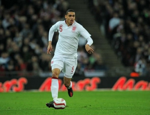 Chris Smalling (Thi đấu cho MU, quốc tịch Anh): Gặp phải một chấn thương háng trong chiến thắng 2-0 trước Swansea cách đây nửa tháng. Dự kiến Smalling phải rời xa sân cỏ tới 4 tháng, điều đó khiến tài năng trẻ này vỡ mộng với EURO 2012.