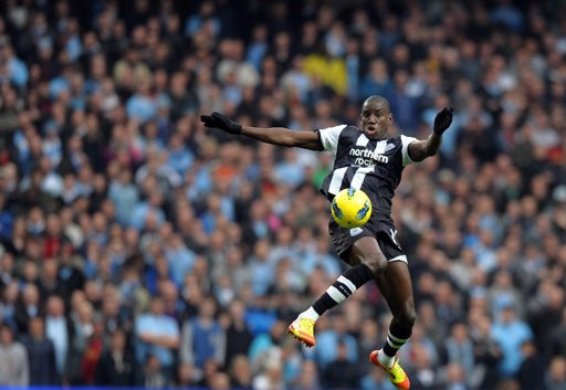 Demba Ba (Chuyển tới Newcastle từ West Ham dưới dạng tự do): Ngay mùa giải đầu tiên khoác áo Newcastle, sát thủ 26 tuổi đã ghi tới 16 bàn thắng trên khắp mặt trận. Demba cùng với Papiss Cisse đang là cặp tiền đạo đáng sợ hàng đầu Premier League.