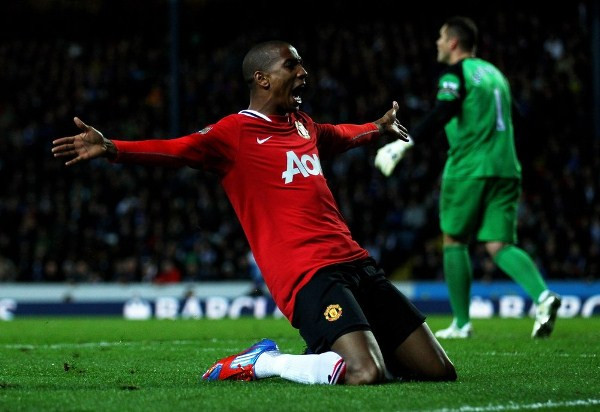 Ashley Young (Chuyển tới MU từ Aston Villa với giá 16 triệu bảng): Nhằm tăng cường sức mạnh cho hành lang cánh trái, Ferguson đã đưa về sân Old Trafford tiền vệ người Anh, Ashley Young. Ngay lập tức, anh đã để lại nhiều ấn tượng cho BLĐ cũng như NHM. Young cùng với Rooney phối hợp rất ăn ý trên hàng công. Ngoài ra, những cú cứa lòng vào góc xa rất đẹp mắt là những điểm mạnh của ngôi sao người Anh.