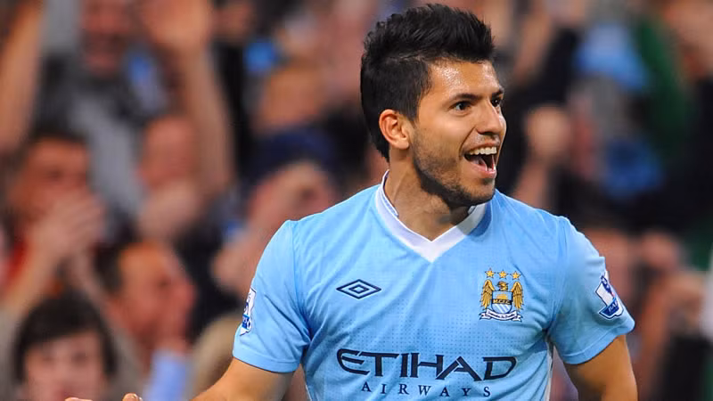 Sergio Aguero (Man City): Phong độ chói sáng của tiền đạo 23 tuổi người Argentina với 22 bàn sau 32 lần ra sân giúp Man City đạt một hiệu suất ghi bàn cực tốt và hiện đang dẫn đầu giải đấu số một ở Anh. Mới đây, Aguero trở thành cầu thủ Man City xuất sắc nhất năm theo bầu chọn của các CĐV.