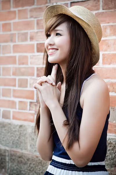 Đôi mắt to tròn, làn da trắng mịn cùng nụ cười rạng rỡ, cô ca sĩ "Như một thói quen" thật xinh đẹp và đáng yêu. Đôi mắt to tròn, làn da trắng mịn cùng nụ cười rạng rỡ, cô ca sĩ "Như một thói quen" thật xinh đẹp và đáng yêu.