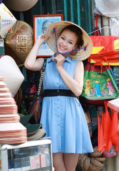 Trương Tùng Lan sẽ mặc đầm dát vàng đấu giá từ thiện đêm diễn "Phép màu". Trương Tùng Lan sẽ mặc đầm dát vàng đấu giá từ thiện đêm diễn "Phép màu".
