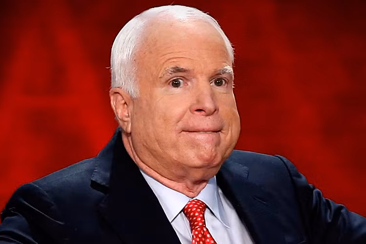 Thượng nghị sĩ John McCain.