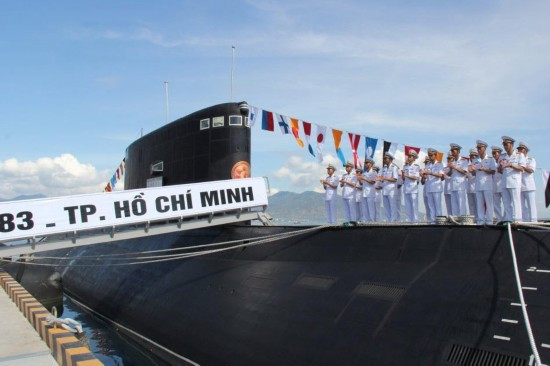 Lực lượng tàu ngầm Kilo trở thành đề tài bàn tán của truyền thông Trung Quốc, cũng là cái cớ để một số tờ báo nước này liên tục kích động đối đầu trên Biển Đông. Lực lượng tàu ngầm Kilo trở thành đề tài bàn tán của truyền thông Trung Quốc, cũng là cái cớ để một số tờ báo nước này liên tục kích động đối đầu trên Biển Đông.