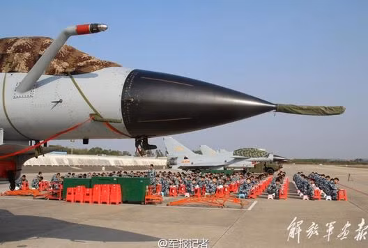 J-10A của lữ đoàn không quân mới biên chế cho đại quân khu Quảng Châu được tờ Quân giải phóng đưa tin. J-10A của lữ đoàn không quân mới biên chế cho đại quân khu Quảng Châu được tờ Quân giải phóng đưa tin.