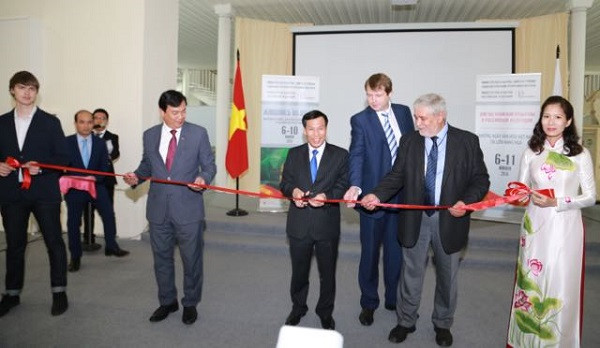 Bộ trưởng Nguyễn Ngọc Thiện và đại diện Bộ Văn hóa Nga cắt băng khai mạc triển lãm tranh lụa Việt Nam Bộ trưởng Nguyễn Ngọc Thiện và đại diện Bộ Văn hóa Nga cắt băng khai mạc triển lãm tranh lụa Việt Nam