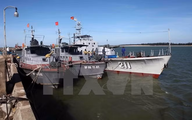 Vận chuyển nước lên tàu HQ211 để tiếp tế ra cho lực lượng tìm kiếm trên biển. Vận chuyển nước lên tàu HQ211 để tiếp tế ra cho lực lượng tìm kiếm trên biển.