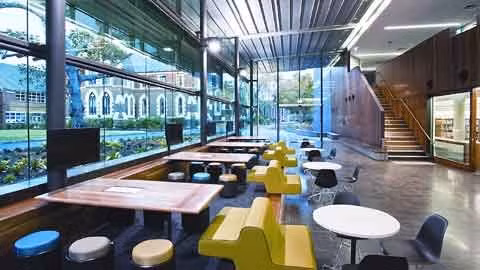 Trung tâm Lilley - trường Brisbane Grammar, Brisbane, Australia được thiết kế theo kiểu kết hợp giữa những hình dạng và cấu trúc mới với các tòa nhà truyền thống. Tòa nhà này được bố trí để liên kết không gian, trực quan, kiến trúc Gothic truyền thống của trường với cảnh đường phố đô thị của trung tâm Brisbane. (Ảnh: Christopher Frederick Jones). Trung tâm Lilley - trường Brisbane Grammar, Brisbane, Australia được thiết kế theo kiểu kết hợp giữa những hình dạng và cấu trúc mới với các tòa nhà truyền thống. Tòa nhà này được bố trí để liên kết không gian, trực quan, kiến trúc Gothic truyền thống của trường với cảnh đường phố đô thị của trung tâm Brisbane. (Ảnh: Christopher Frederick Jones).
