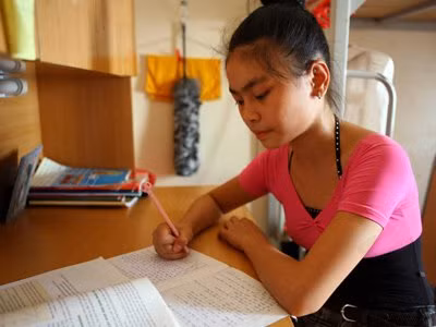 Ngoài thời gian học múa, các em vẫn theo học văn hóa như các bạn cùng trang lứa. Tuy nhiên do dành nhiều thời gian học múa nên tranh thủ thời gian, các em lại ngồi vào bàn ôn lại kiến thức đã học, chuẩn bị bài sắp học. Ngoài thời gian học múa, các em vẫn theo học văn hóa như các bạn cùng trang lứa. Tuy nhiên do dành nhiều thời gian học múa nên tranh thủ thời gian, các em lại ngồi vào bàn ôn lại kiến thức đã học, chuẩn bị bài sắp học.