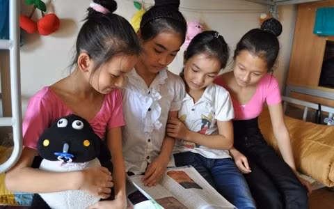 Xa nhà, cuộc sống với biết bao khó khăn nhưng cũng vì thế mà các em học được tính quan tâm, tự chăm sóc cho bản thân và giúp đỡ lẫn nhau. Xa nhà, cuộc sống với biết bao khó khăn nhưng cũng vì thế mà các em học được tính quan tâm, tự chăm sóc cho bản thân và giúp đỡ lẫn nhau.