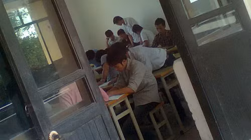 Người đứng, người chồm lên trong phòng thi sáng 23-10 Người đứng, người chồm lên trong phòng thi sáng 23-10