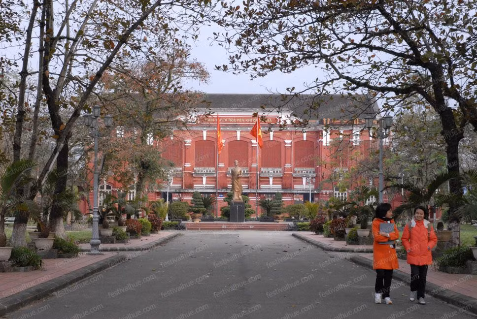 Nguyễn Sinh Cung (Chủ tịch Hồ Chí Minh) học ở Quốc Học vào năm 1908, tham gia nhiều vào các phong trào của sinh viên và học sinh chống Pháp vào thời gian đó. Nguyễn Sinh Cung (Chủ tịch Hồ Chí Minh) học ở Quốc Học vào năm 1908, tham gia nhiều vào các phong trào của sinh viên và học sinh chống Pháp vào thời gian đó.