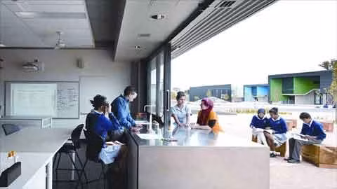 Ở trường Dandenong Senior High School (Dandenong, Australia), phòng học và khu vực bên ngoài trở thành phần mở rộng của nhau. Ở trường Dandenong Senior High School (Dandenong, Australia), phòng học và khu vực bên ngoài trở thành phần mở rộng của nhau.