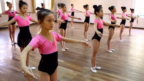 Mỗi độ tuổi, năm học các em sẽ có những giáo án, bài tập riêng. Trong năm thứ nhất, yêu cầu của các giáo viên là các em đáp ứng được những động tác cơ bản nhất. Mỗi độ tuổi, năm học các em sẽ có những giáo án, bài tập riêng. Trong năm thứ nhất, yêu cầu của các giáo viên là các em đáp ứng được những động tác cơ bản nhất.