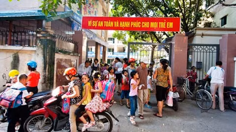 Bộ trưởng Bộ GD&ĐT Phạm Vũ Luận ủng hộ đề xuất đổi giờ học. (Ảnh minh họa: Bee.net.vn)