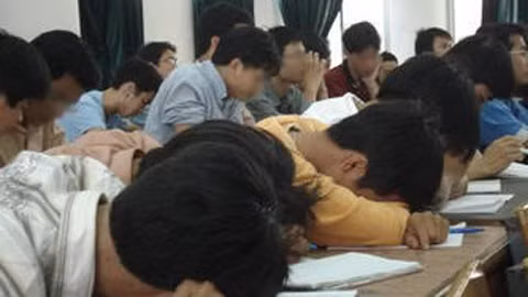 Ở những lớp đạo tạo sau đại học, việc “thạc sĩ” tương lai nằm ngủ trong khi thầy vẫn hăng say giảng bài là điều khá… bình thường (Ảnh minh hoạ: nguồn Yume)