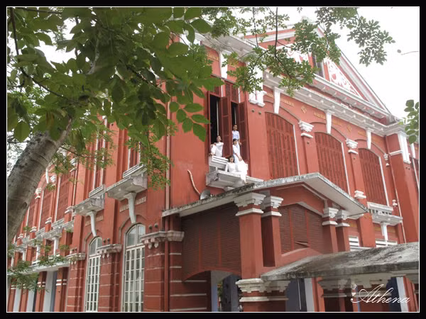 Quốc Học Huế là ngôi trường đào tạo rất nhiều học sinh ưu tú và sau này là những lãnh tụ nổi tiếng của Việt Nam Quốc Học Huế là ngôi trường đào tạo rất nhiều học sinh ưu tú và sau này là những lãnh tụ nổi tiếng của Việt Nam