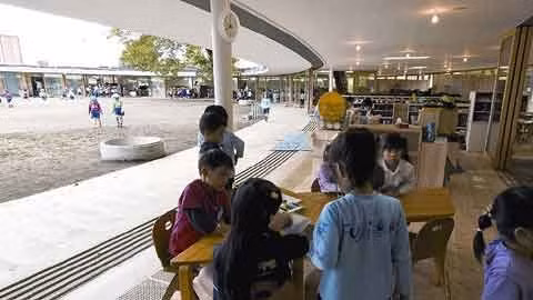 Trường mầm non Fuji ở Tachikawa, Nhật Bản dựa trên phương pháp giáo dục Montessori học mà chơi, chơi mà học. Ngôi trường không có những bức tường cố định giữa các lớp học, phần ngăn giữa các lớp học và sân chơi được để mở. Cây cối được trồng trong khuôn viên nhà trường. (Ảnh: Katsuhisa Kida/FOTOTECA). Trường mầm non Fuji ở Tachikawa, Nhật Bản dựa trên phương pháp giáo dục Montessori học mà chơi, chơi mà học. Ngôi trường không có những bức tường cố định giữa các lớp học, phần ngăn giữa các lớp học và sân chơi được để mở. Cây cối được trồng trong khuôn viên nhà trường. (Ảnh: Katsuhisa Kida/FOTOTECA).
