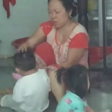 Một hành vi bạo hành với trẻ em của bảo mẫu ở điểm giữ trẻ này bị clip ghi lại (ảnh từ clip)