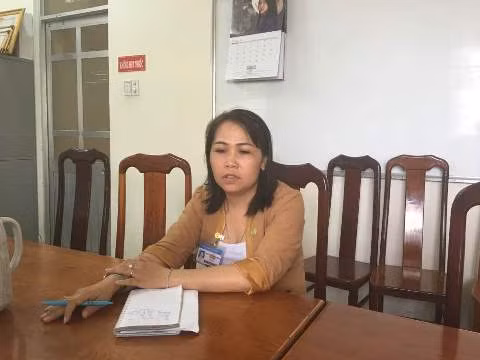 Chủ tịch phường 17 - quận Gò Vấp Huỳnh Thanh Nhàn cung cấp thông tin cho phóng viên (ảnh: P.L)