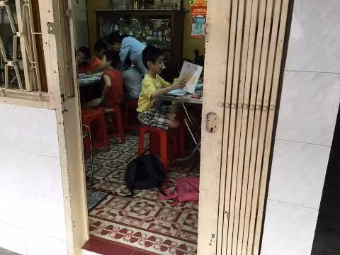Phòng dạy thêm tiểu học của một cô giáo tại quận 10 được ghi nhận (ảnh: CTV) Phòng dạy thêm tiểu học của một cô giáo tại quận 10 được ghi nhận (ảnh: CTV)