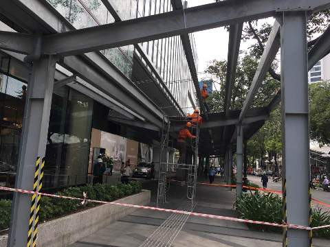 Tháo dỡ, cưỡng chế ngay phần mái che lấn chiếm vỉa hè ở cao ốc Saigon Center (ảnh: P.L)