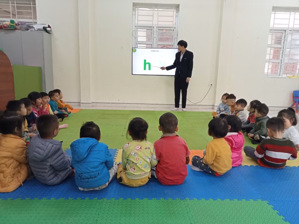 Thầy giáo Ngô Văn Bằng hàng ngày vẫn hết lòng dành tình yêu thương để chăm sóc, dạy dỗ trẻ (Ảnh: Lan Anh)