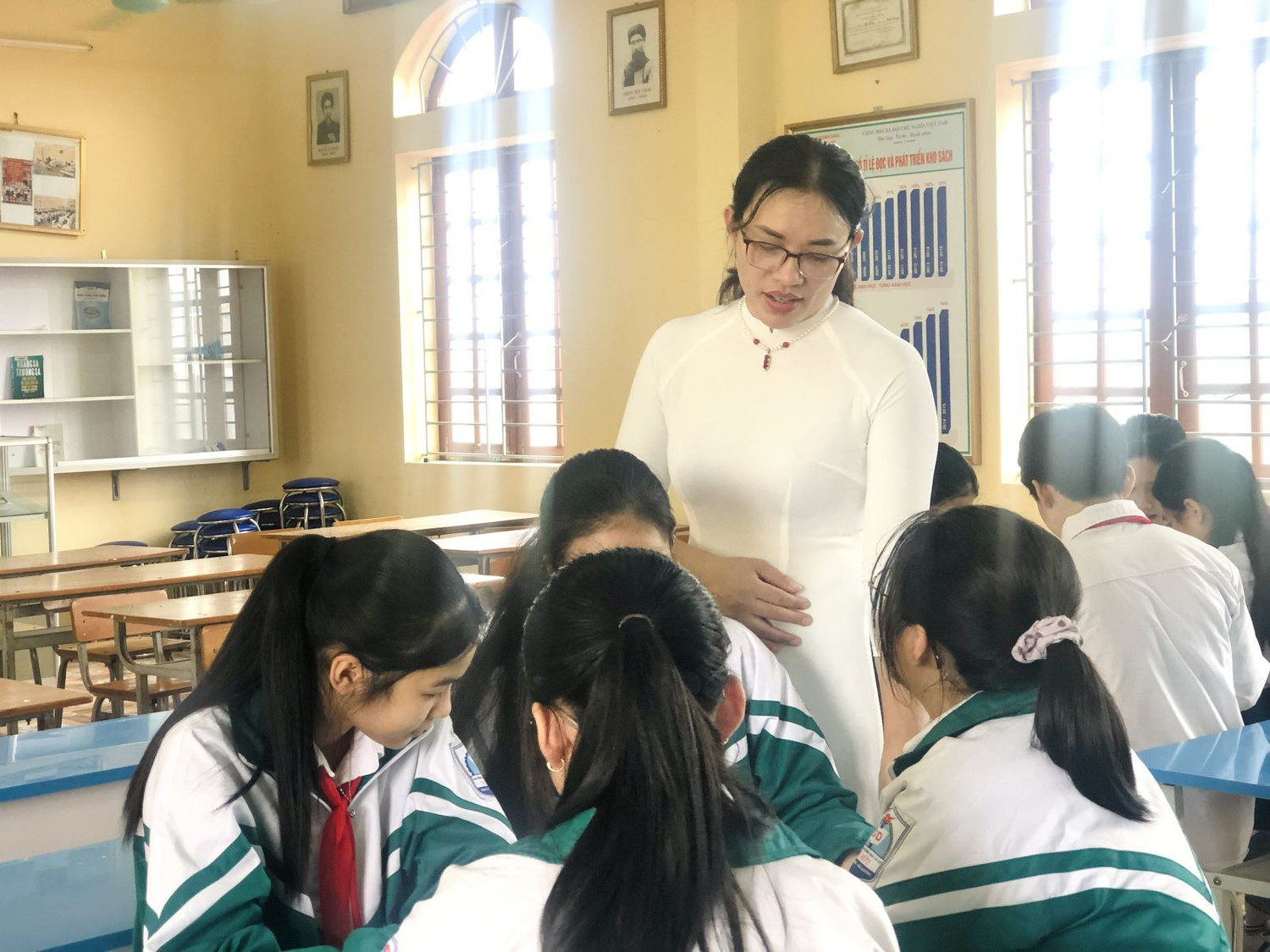 Cô giáo Đoàn Thị Thu Hải trong tiết dạy Lịch sử (Ảnh: HP)