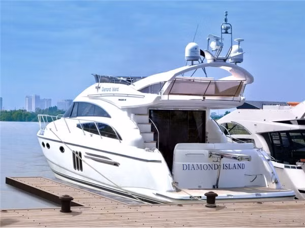 Một chiếc du thuyền sang trọng không kém là chiếc Diamond Island - hiệu Princess 58 của Anh Quốc của ông Tăng Thành Trung, Giám đốc Việt Nam Yacht. Chiếc du thuyền này có máy lọc nước ngọt từ nước biển, cùng nhiều phòng ngủ, nghỉ sang trọng và hệ thống trang thiết bị kỹ thuật cao cấp có thể chịu được bão.