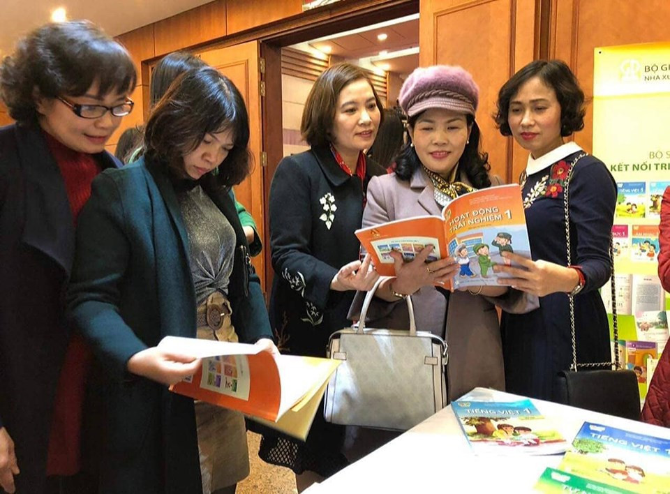 Lãnh đạo các trường học nghiên cứu bộ sách giáo khoa mới (Ảnh: LT)