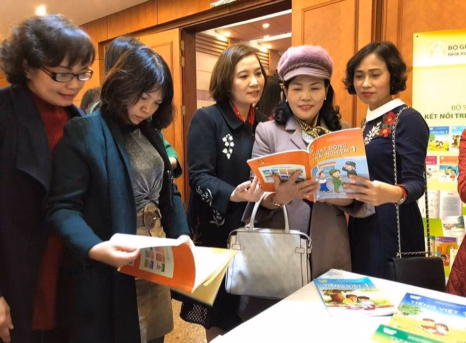 Lãnh đạo các trường học nghiên cứu bộ sách giáo khoa mới (Ảnh: LT)
