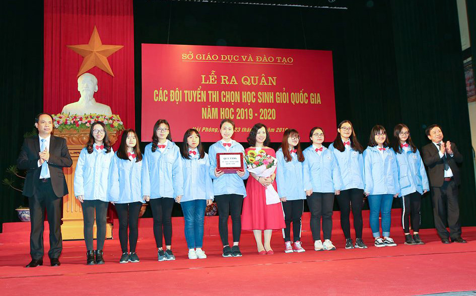 Lãnh đạo Sở Giáo dục và Đào tạo Hải Phòng tặng quà cho các em học sinh dự thi học sinh giỏi quốc gia. (Ảnh: Lã Tiến) Lãnh đạo Sở Giáo dục và Đào tạo Hải Phòng tặng quà cho các em học sinh dự thi học sinh giỏi quốc gia. (Ảnh: Lã Tiến)