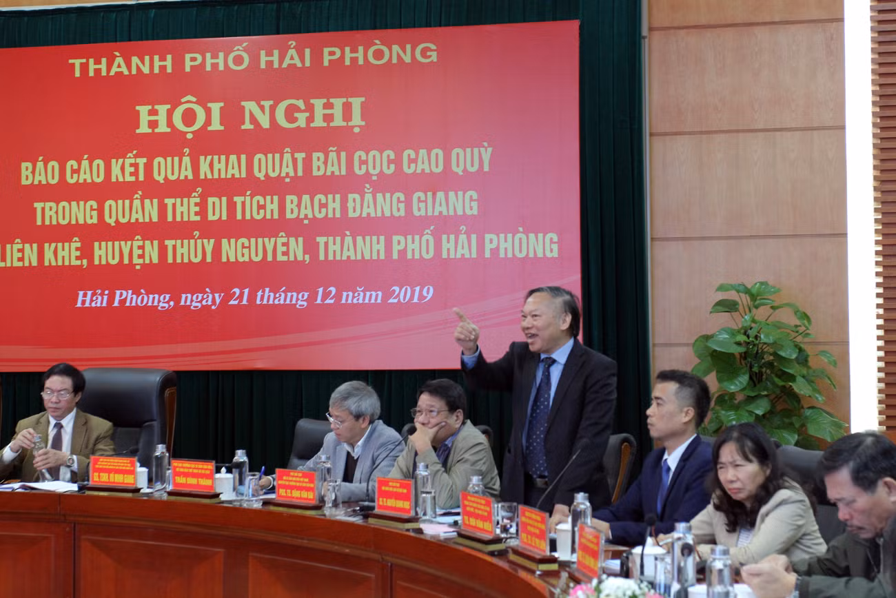 Các nhà khoa học, nhà khảo cổ đóng góp nhiều ý kiến quan trọng trong việc phát hiện bãi cọc gỗ cổ Bạch Đằng (Ảnh: Lã Tiến)
