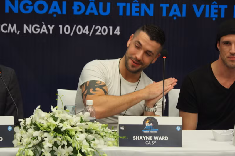 Shayne Ward chia sẻ: "Tôi đã trải qua 21 giờ bay không ngủ, nhưng khi xuống sân bay nhận được tình cảm nồng nhiệt từ khán giả Việt Nam, tôi cảm thấy rất phấn khích."