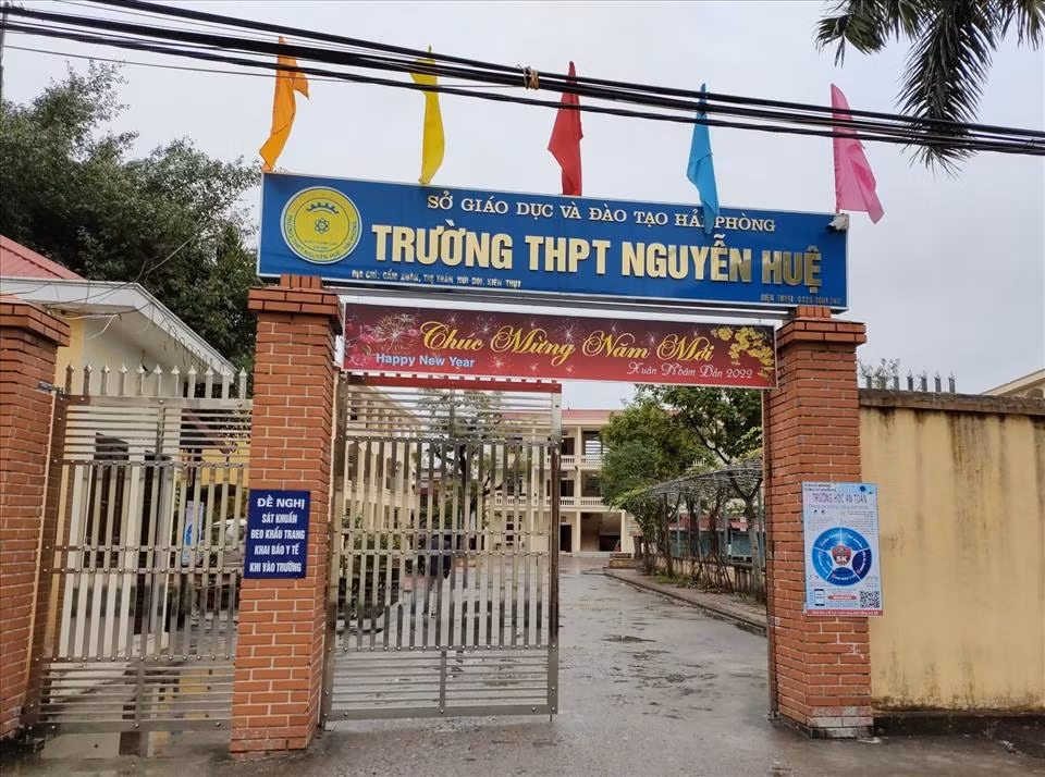 Nữ sinh trường Trung học phổ thông Nguyễn Huệ bị bạn đánh hội đồng (Ảnh: CTV)
