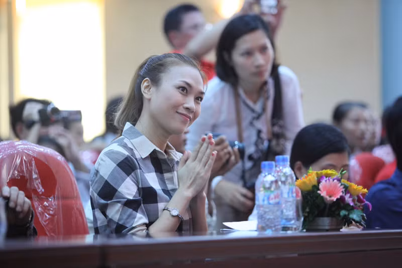 Sắp tới đây, Mỹ tâm sẽ tổ chức liveshow Cho một tình yêu ở Hà Nội, vào các ngày 17 và 18/9. Hiện tại, cô và ê-kíp đã có mặt tại Hà Nội. Sắp tới đây, Mỹ tâm sẽ tổ chức liveshow Cho một tình yêu ở Hà Nội, vào các ngày 17 và 18/9. Hiện tại, cô và ê-kíp đã có mặt tại Hà Nội.