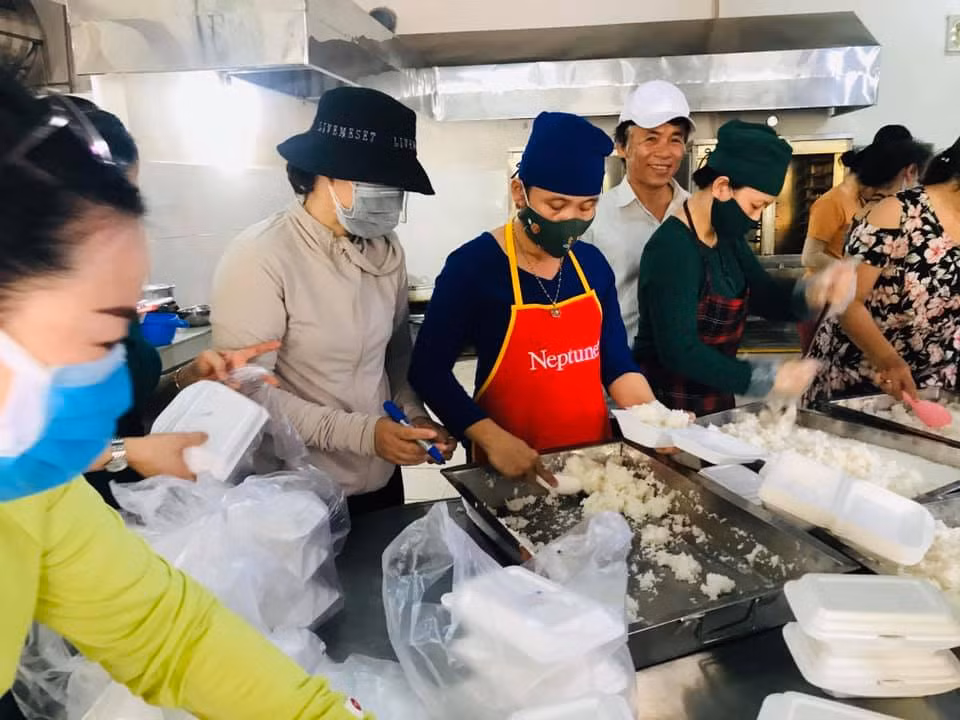 Các thầy cô giáo trường Tiểu học Hàm Nghi (Đông Hà, Quảng Trị) tình nguyện tham gia chia cơm giúp đồng bào Việt kiều từ Lào về tại khu cách ly. Ảnh: Trường Hàm Nghi