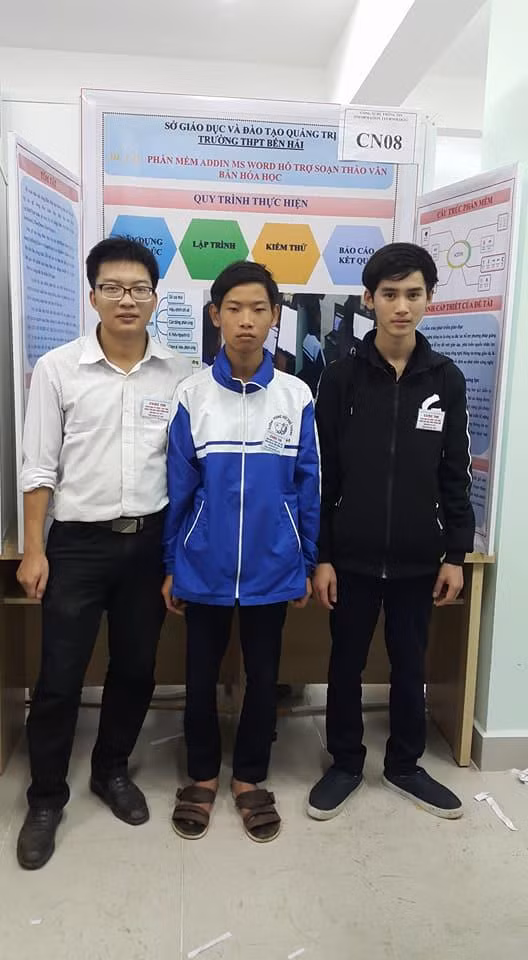 Thầy giáo trẻ Nguyễn Đăng Quảng (đeo kính) trong lần đưa học sinh đi thi Khoa học kỹ thuật dành cho học sinh của tỉnh Quảng Trị. Ảnh: Nhân vật cung cấp Thầy giáo trẻ Nguyễn Đăng Quảng (đeo kính) trong lần đưa học sinh đi thi Khoa học kỹ thuật dành cho học sinh của tỉnh Quảng Trị. Ảnh: Nhân vật cung cấp