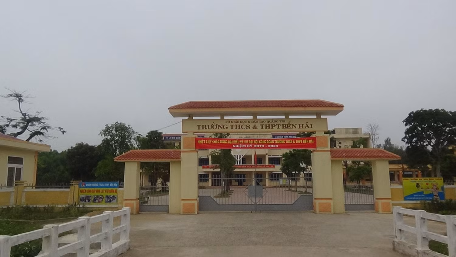 Trường Trung học cơ sở và Trung học phổ thông Bến Hải, ngôi trường non trẻ nhất của tỉnh Quảng Trị. Ảnh: Trường Bến Hải Trường Trung học cơ sở và Trung học phổ thông Bến Hải, ngôi trường non trẻ nhất của tỉnh Quảng Trị. Ảnh: Trường Bến Hải
